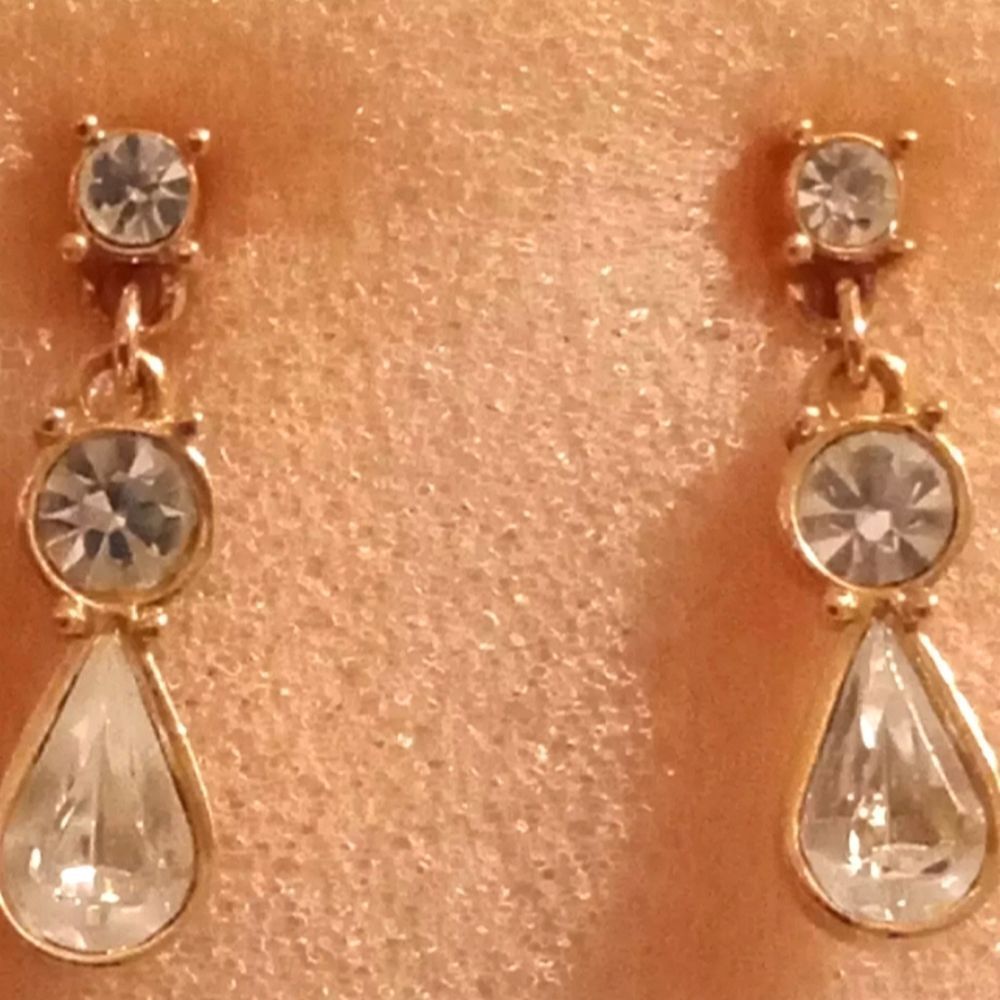 🩷Vintage Avon Goldtone Rialto Clip On Earrings. Dangling Crystals NWOT